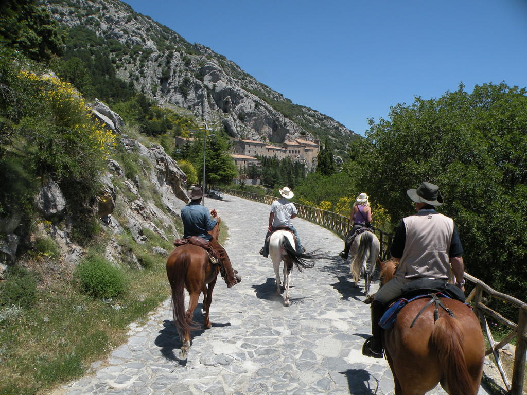 Montagne Rocciose Bed & Breakfast Frascineto Dış mekan fotoğraf